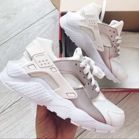 Nike Shoes - Nike huarache run